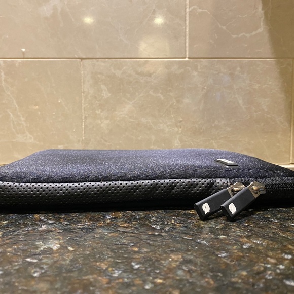 Incase neoprene device protector - Picture 6 of 10